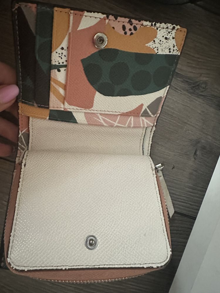 Portofel de dimensiune mica , colorat