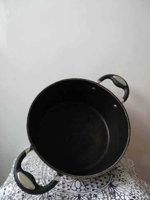 ОТДАМ ДАРОМ кастрюлю, чугунную, среднего объема, 4л, Италия, бу
