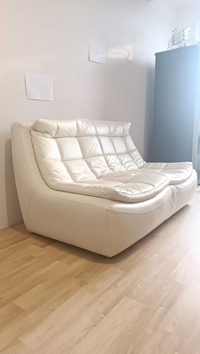 Белый кожаный двухместный диван