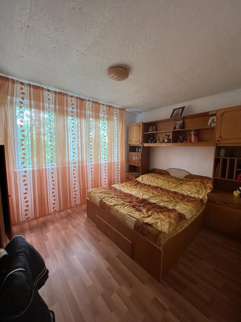 Vând apartament 2 camere + garaj