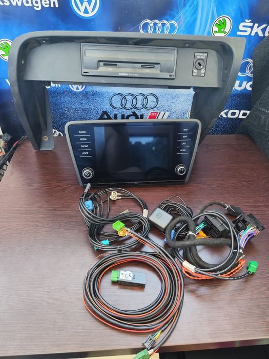 Vând navigație mib2 display+ unitate+ camera oem spate Skoda Carplay A
