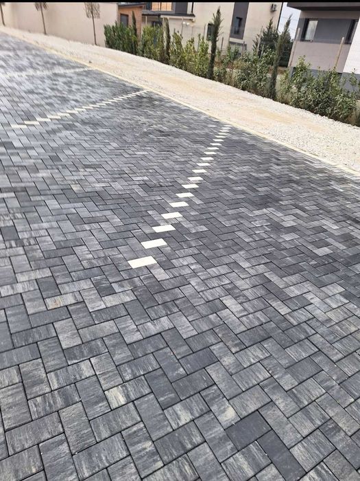 Amenajări cu pavaje.  Curți, parcări și trotuare.