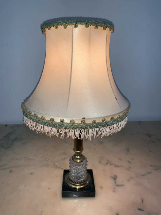 Veioza alama cristal amplasata pe marmura neagra