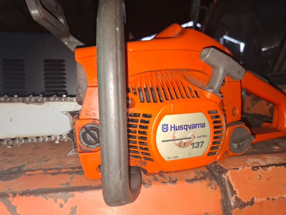 Vând drujba husqvarna 137