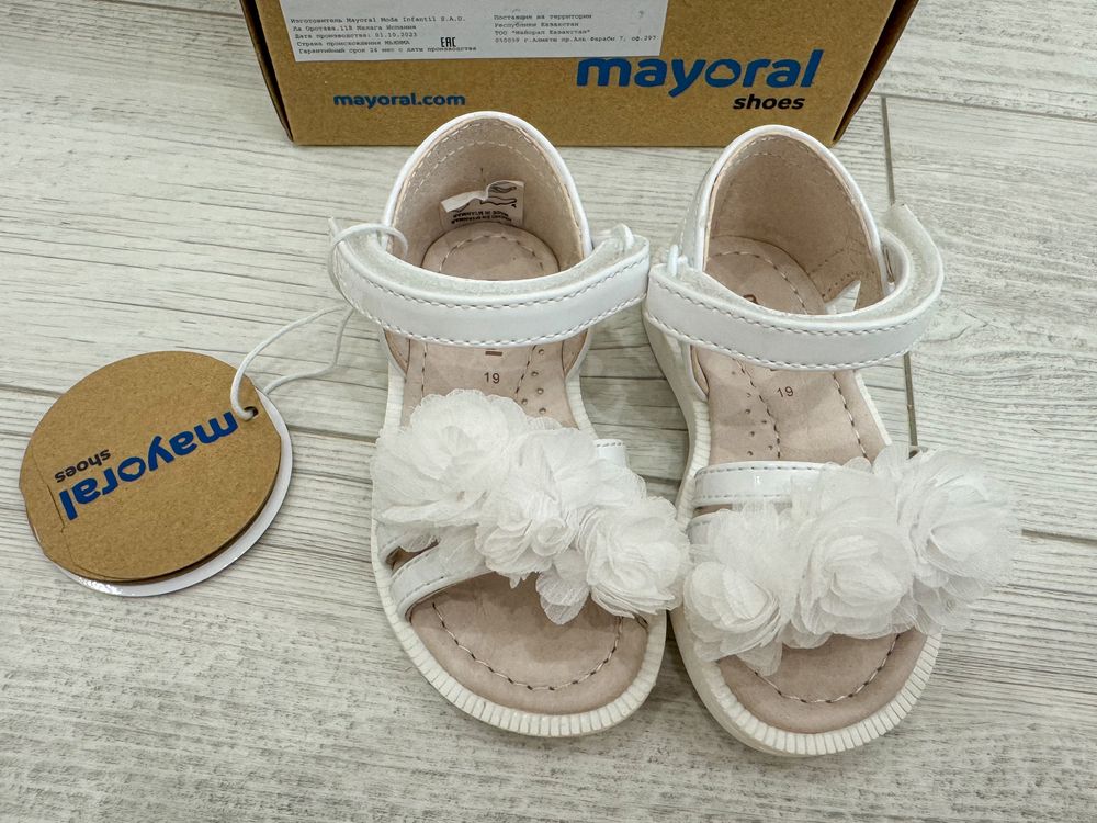 Продавам детски ( бебешки) бели сандали Mayoral 19 номер