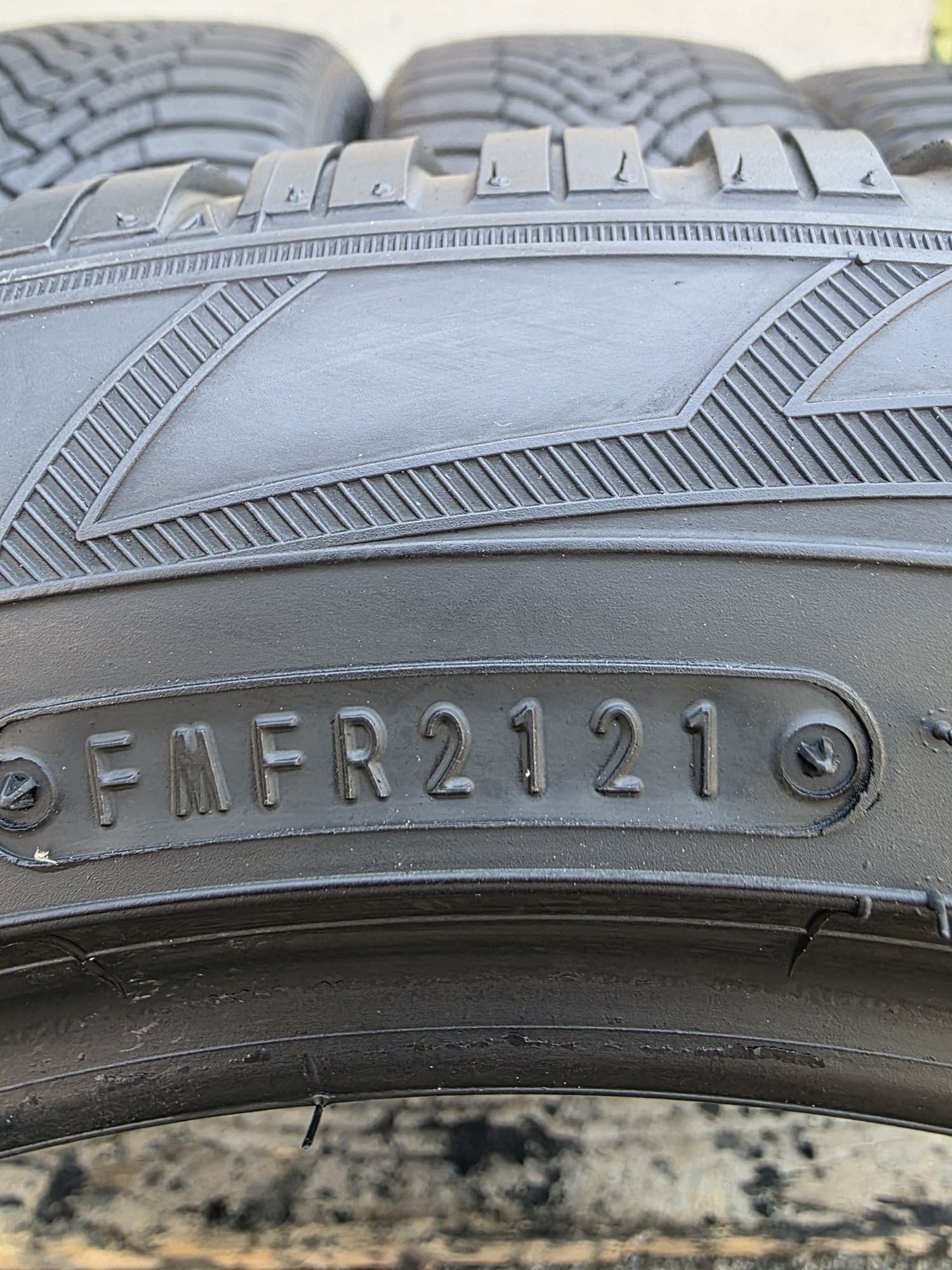 Vând patru anvelope de iarna falken 215 50 17 dot 2121