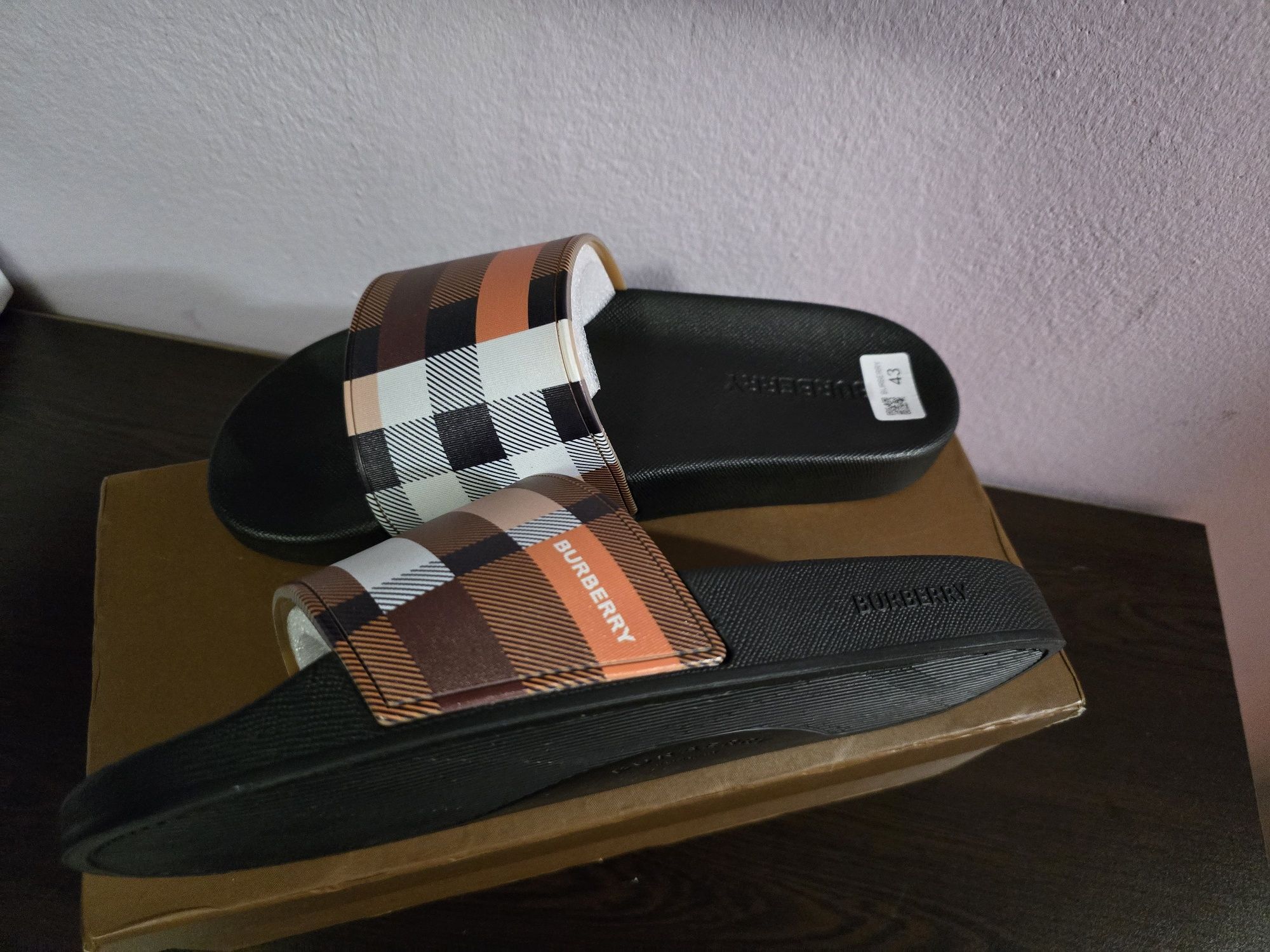 Продавам маркови чехли - Dsqared2, Karl Lagerfeld, Burberry,Balenciaga