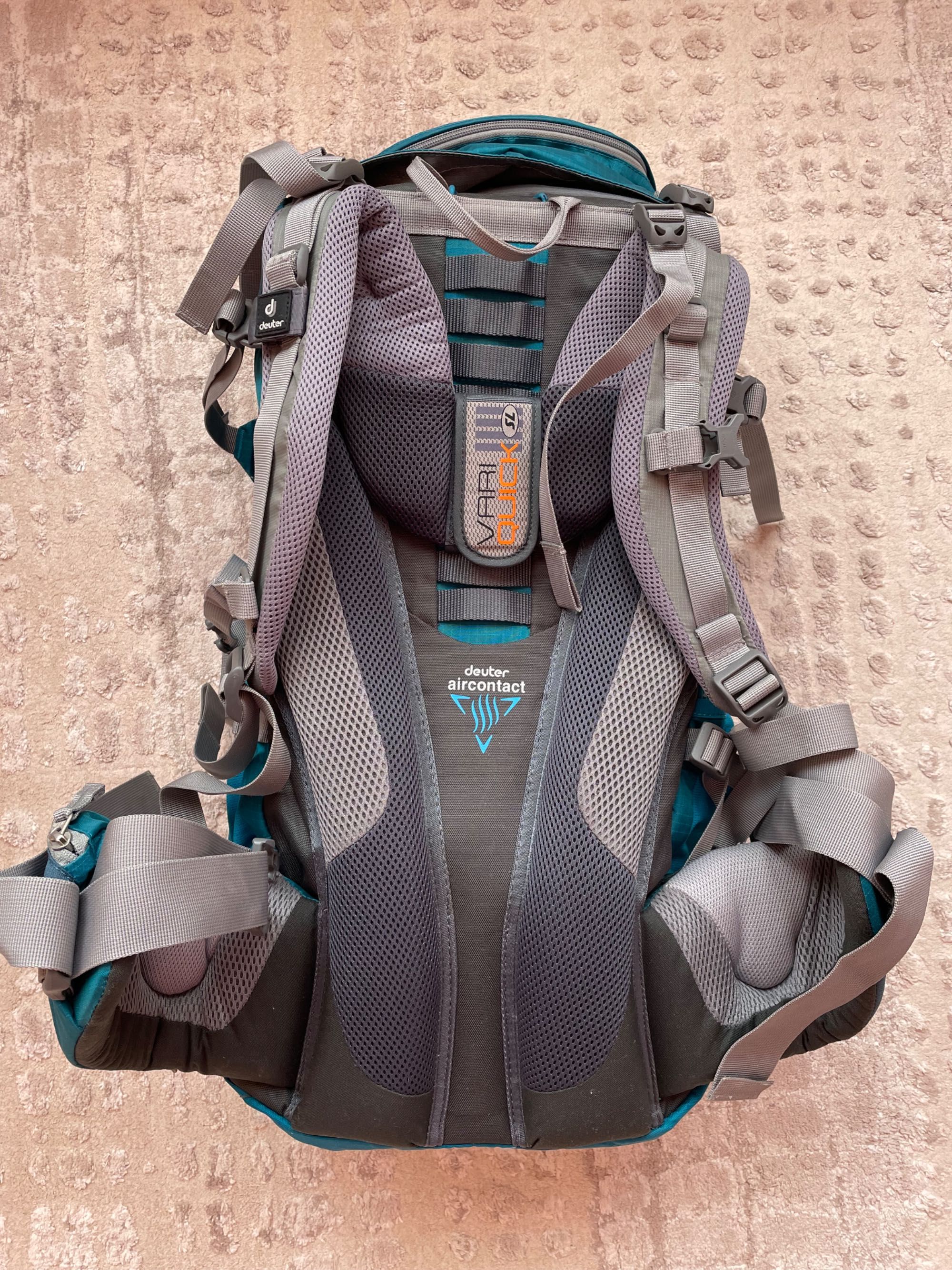 2 спални чувала подарък към планинска раница Deuter - ACT Lite 45+ 10