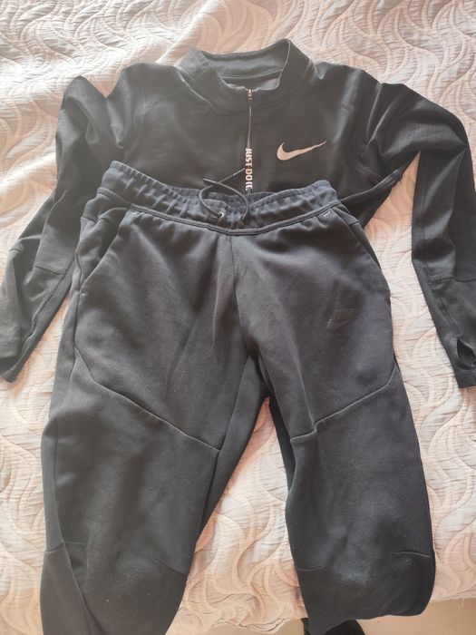 Продавам долнище на Nike tech  и горно на Nike  дрехите са запазени  .