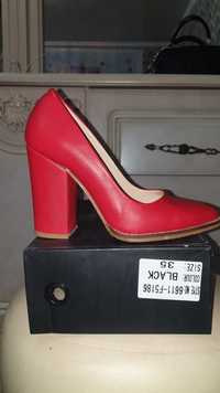Модный красный туфли