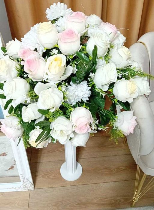 Vand aranjamente florale si suporti pentru evenimente.