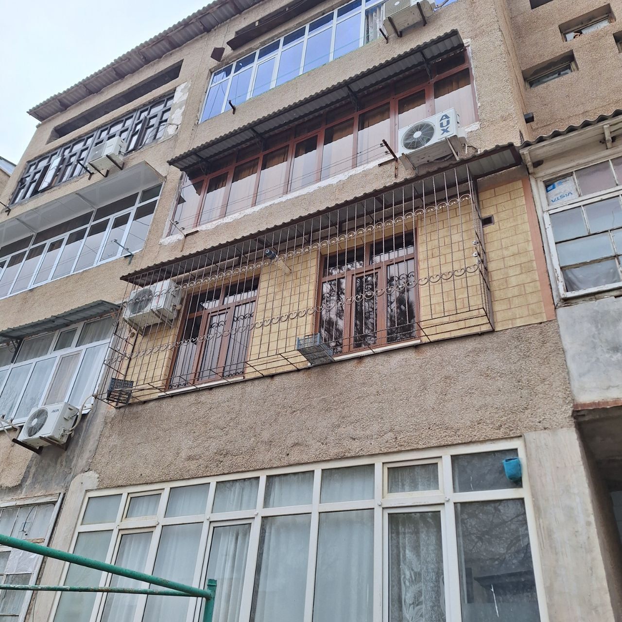 Сотилади МРО ГАИ Рупарасида жойлашган 3 хонали уй