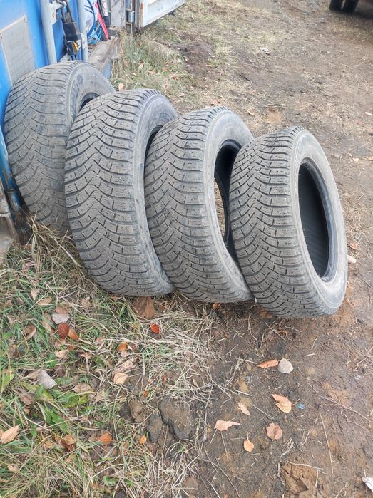 Продам шины зимние шипованные michelin