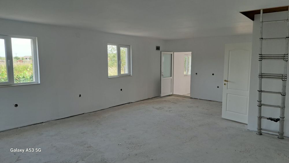 Vand  2 case noi la gri avansat + teren 1500 mp, lângă Sibiu.