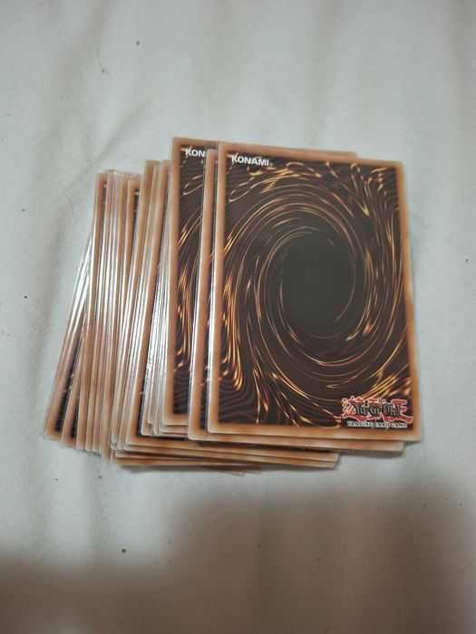 Оригинални карти yu-gi-oh с протектори 81 на брой.