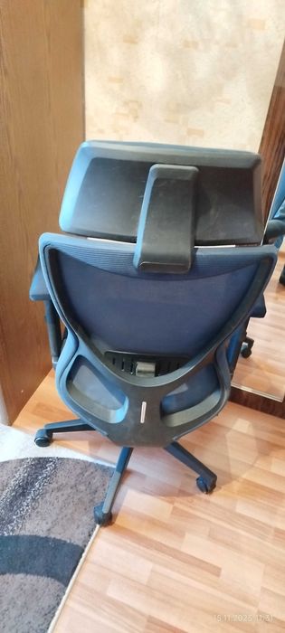 Продаётся офисное, игровое кресло б.у