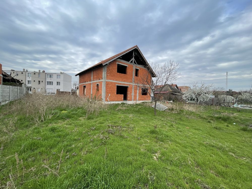 Casa in rosu cu teren generos , in Santandrei