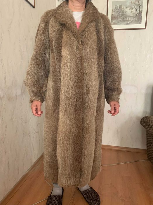 Продавам дълго дамско палто от нутрии