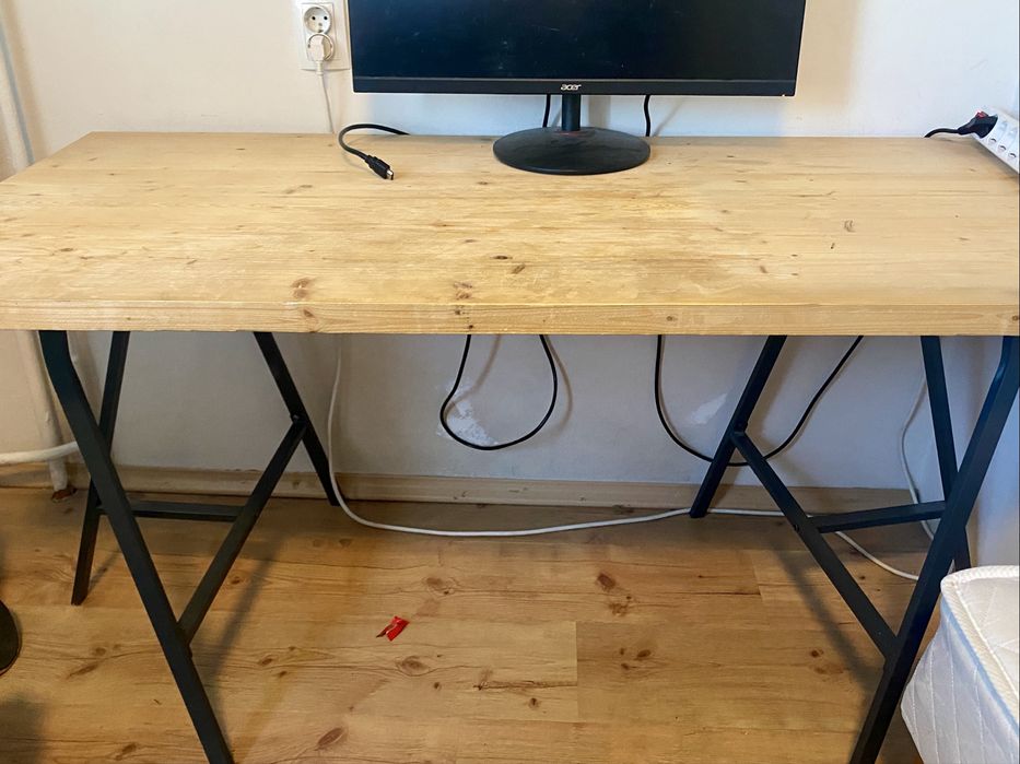 Маса/бюро от естествено дърво и метални крака