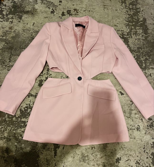 Ефектно сако със изрязан гръб.