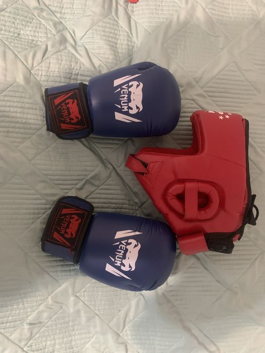 Перчатки и шлем для бокса