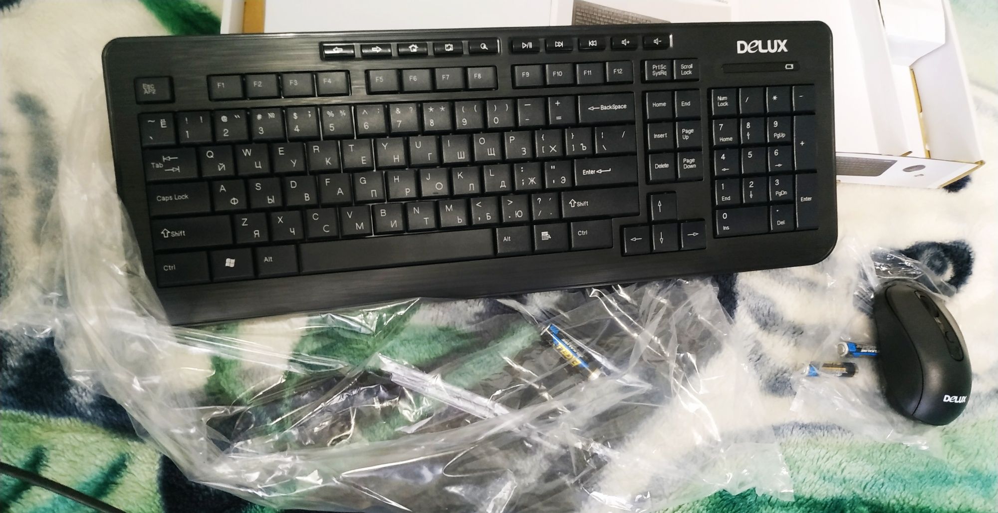 Беспроводные клавиатура и мышь Delux