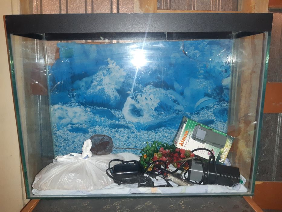 Продам аквариум со всеми принадлежностями на 40 литров.