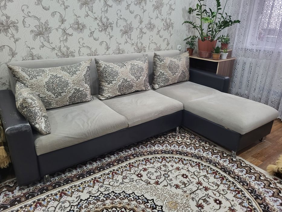 Продам угловой диван с креслом