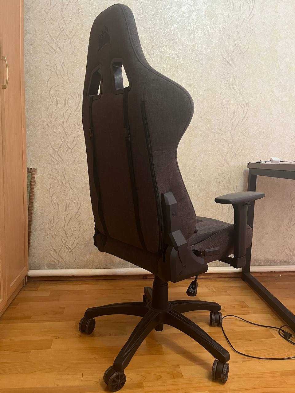 Компьютерное кресло в хорошем состоянии