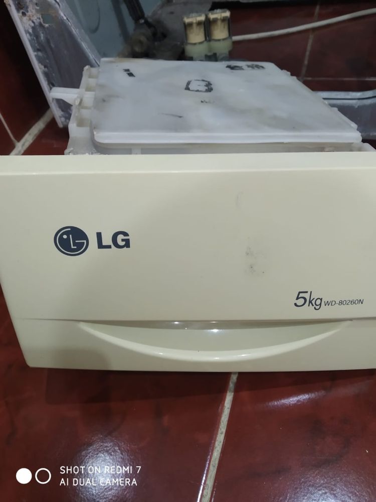 Продам б/у стиральную машину LG 5 кг на запчасти в разобранном виде.