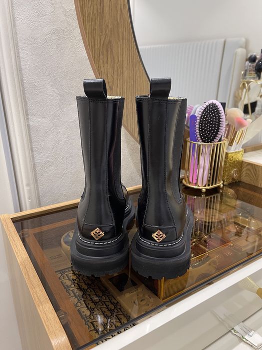 Продам женские ботинки