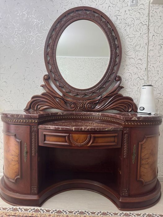 Комод с зеркалом и ящиками