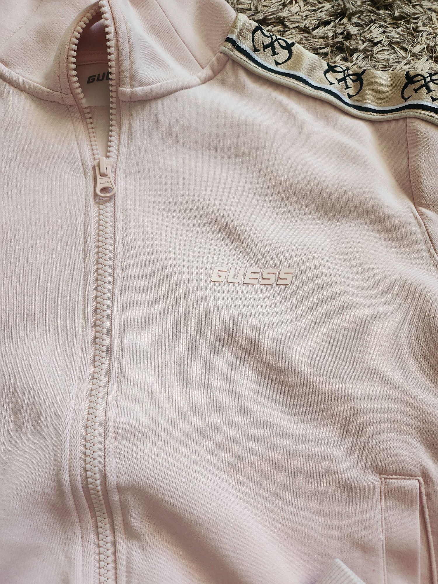 Страхотен екип Guess.Отговаря на S размер