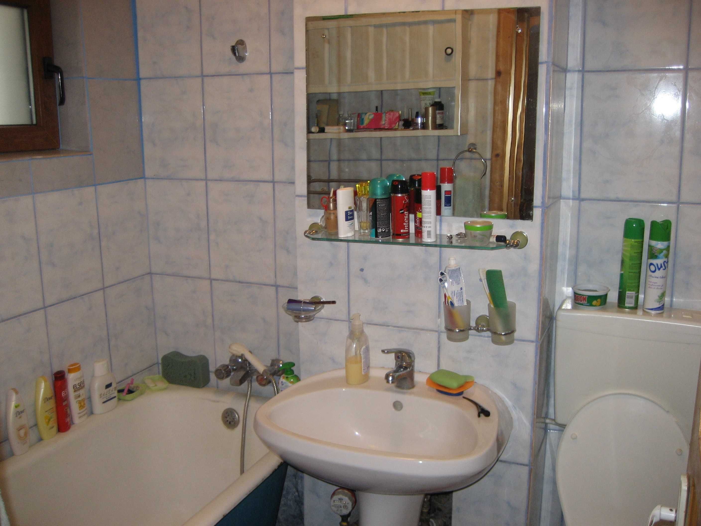 vand sau schimb  apartament  cu casa