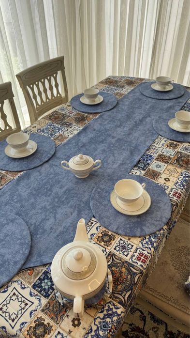 Раннер под тарельники и дастархан добовляет уют красоту.