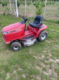 Tractoras Honda de tuns iarba.