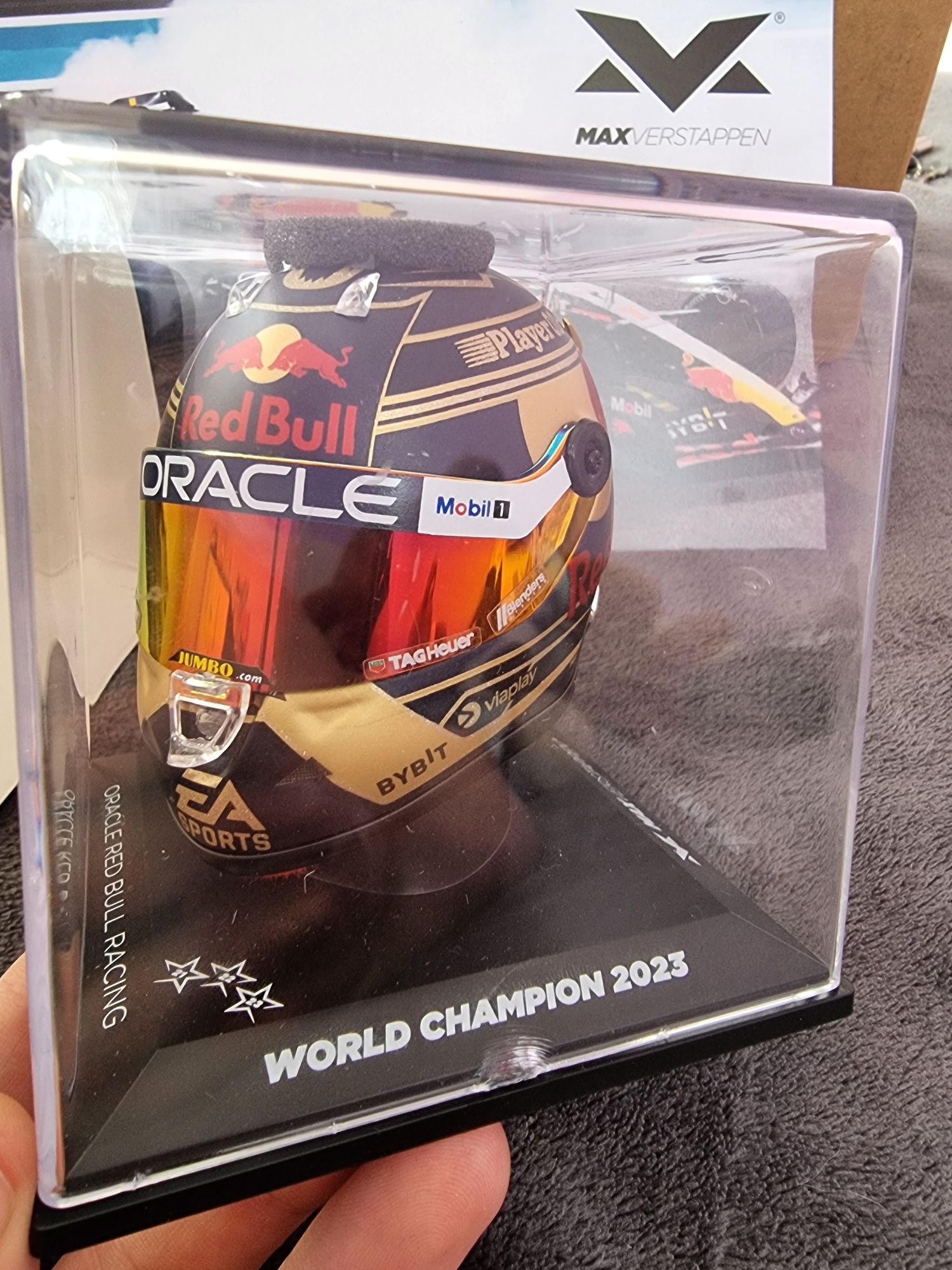 Max verstappen helmet 1:4 world champion 2023 schuberth