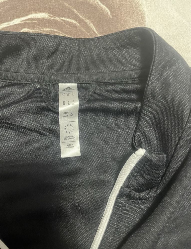 Продавам мъжки суичър adidas