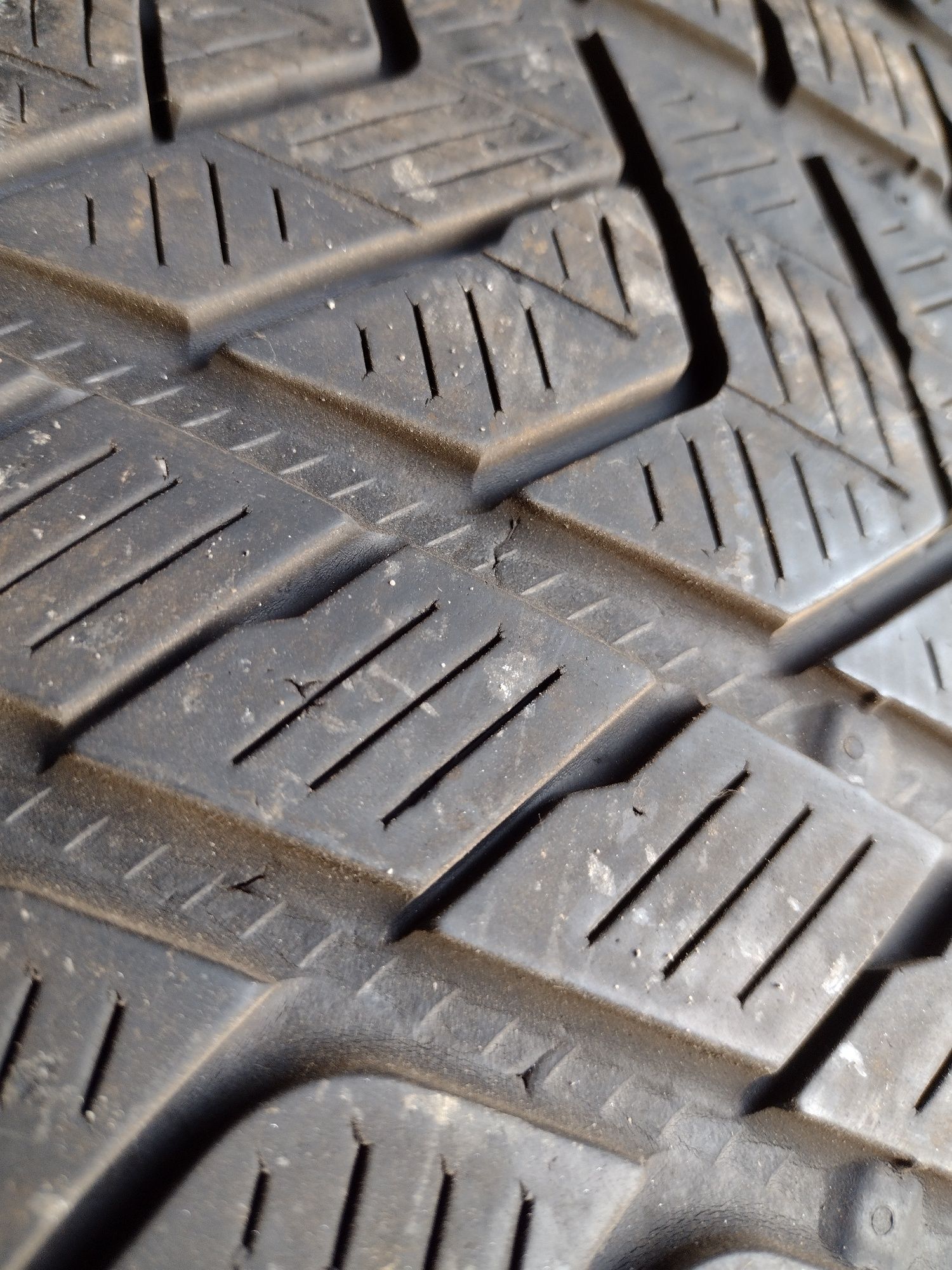 Pirelli 2бр.305/40/20 дот4120