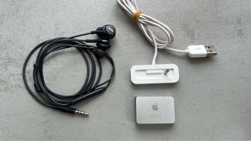 Apple Ipod Shuffle cu accesorii si casti AKG