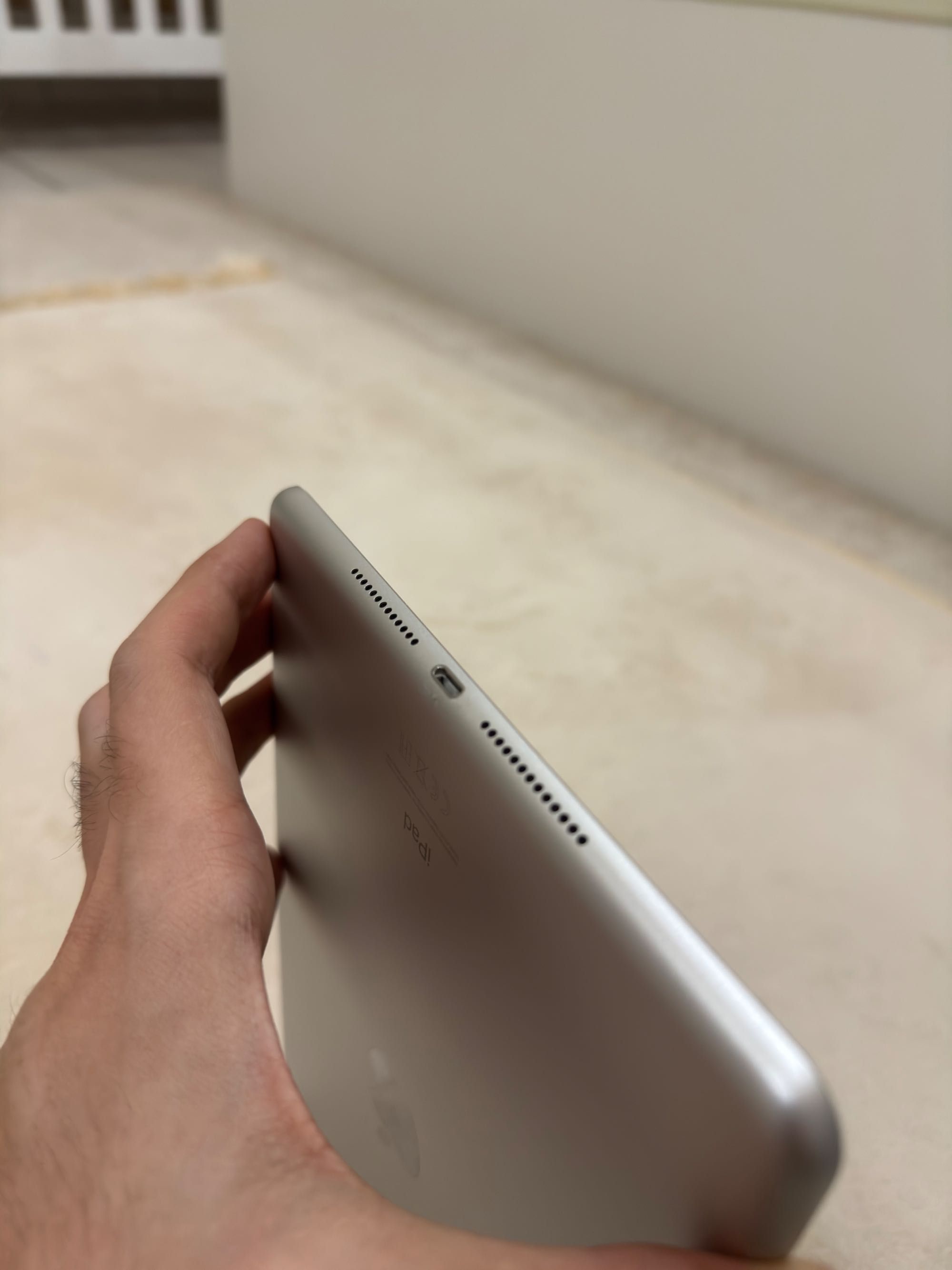 iPad 8 128GB WiFi Silver + Logitech Klaviatura Chexol + Steklo
