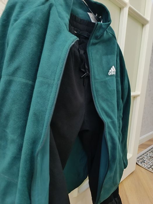 Adidas brendidagi sportifka