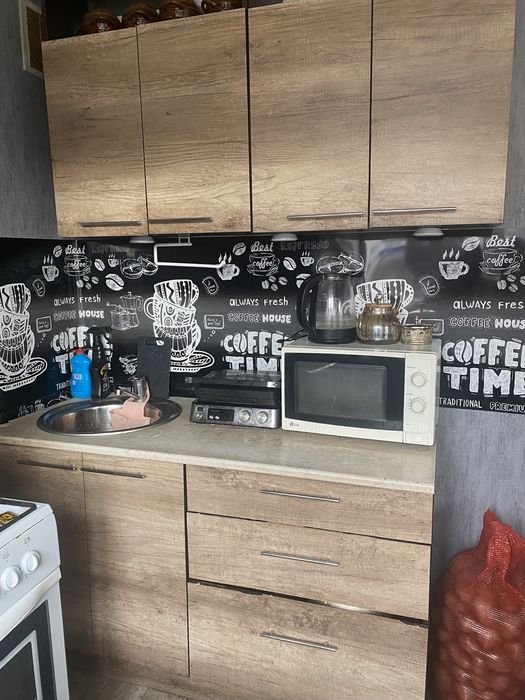 Продам кухонный гарнитур ,диван ,столпистменный