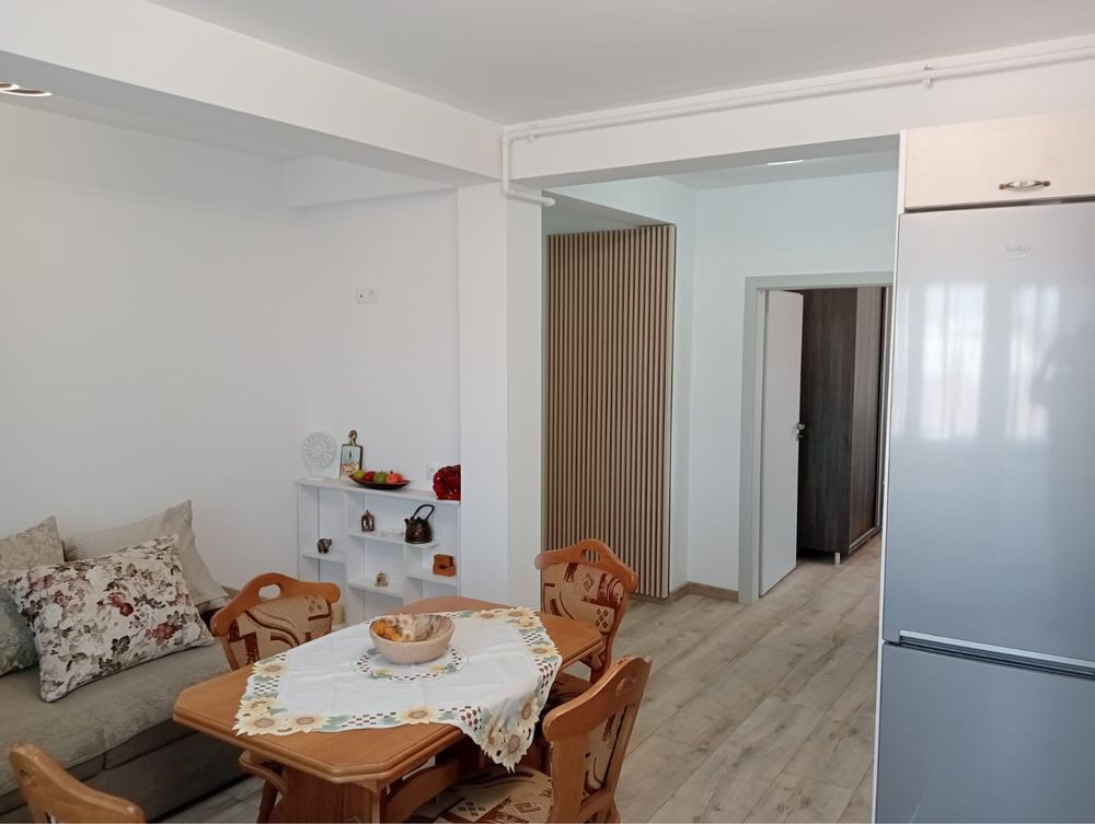 Inchirez apartament cu curte de 62 de m 3 camere 650 euro pret pe luna