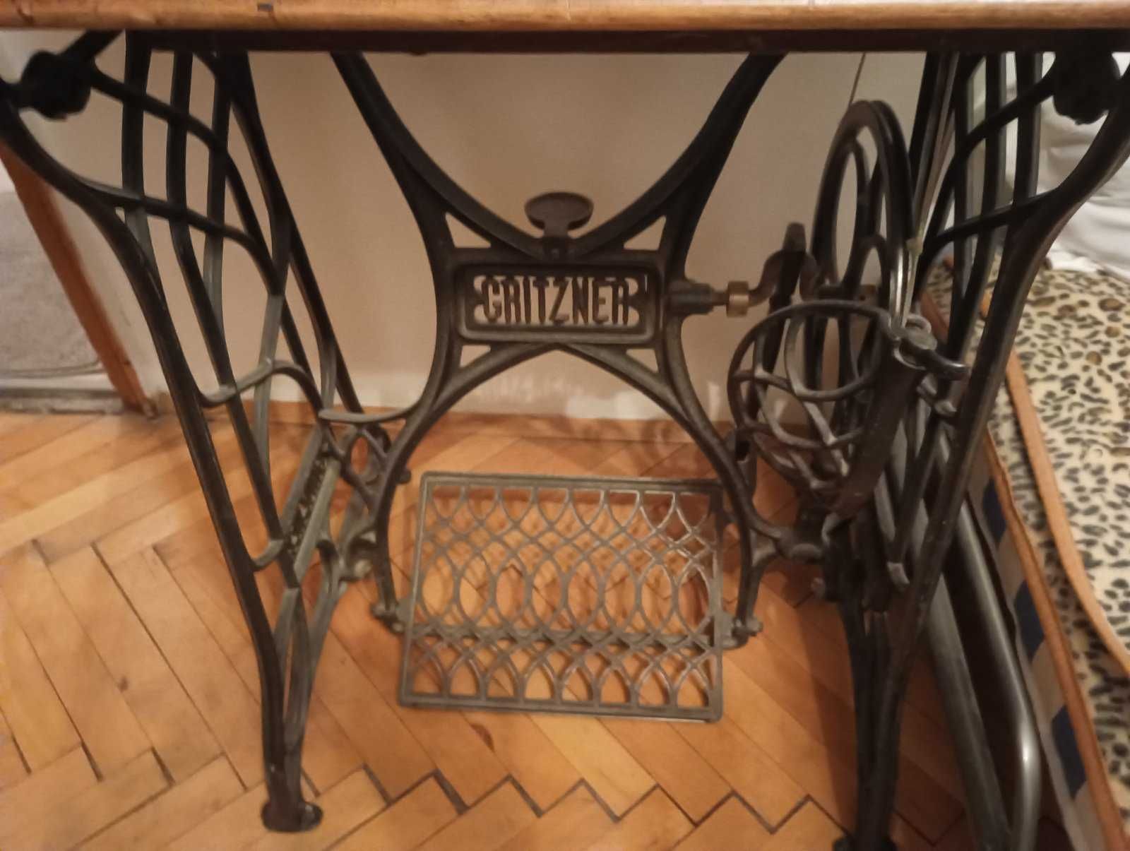 Старинна крачна шевна машина Gritzner "R"