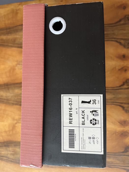 Високи черни ботуши