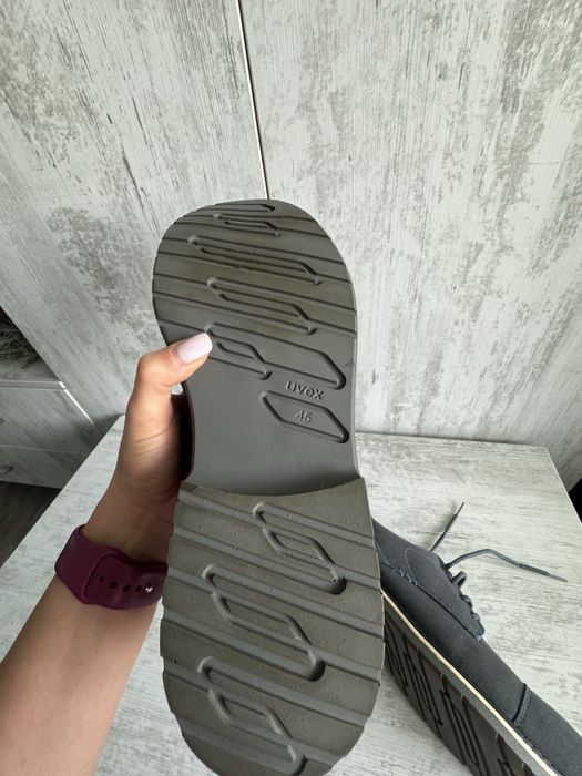 Vand pantofi de lucru