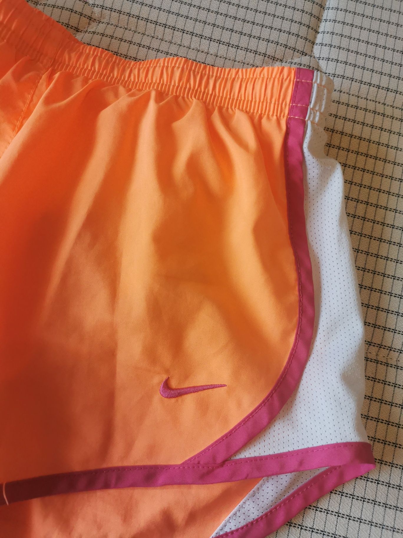 Pantaloni scurti Nike dry fit 128-137 (8-10 ani