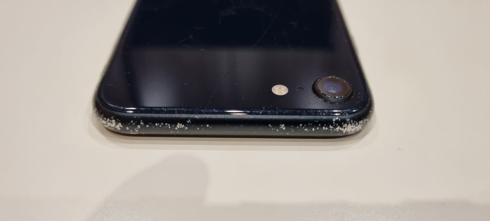 Продавам черен телефон с калъф IPHONE  SE