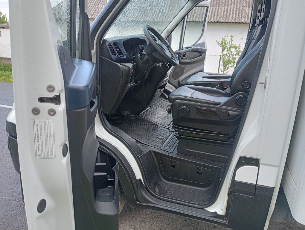 IVECO automat 2,3 an 2018 cu lift